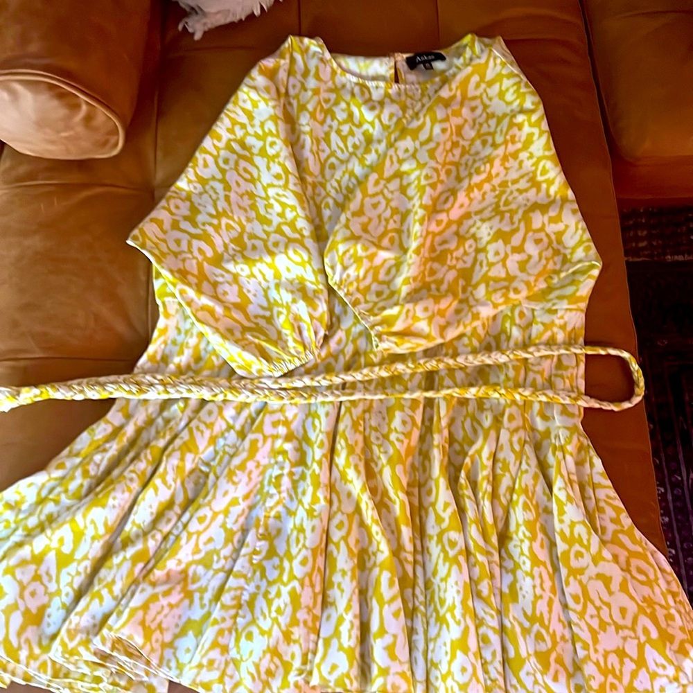 Super cute, flirty dress with tie
